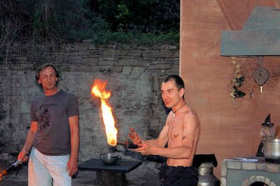 Einstimmung auf die archiche Urkraft des Feuers